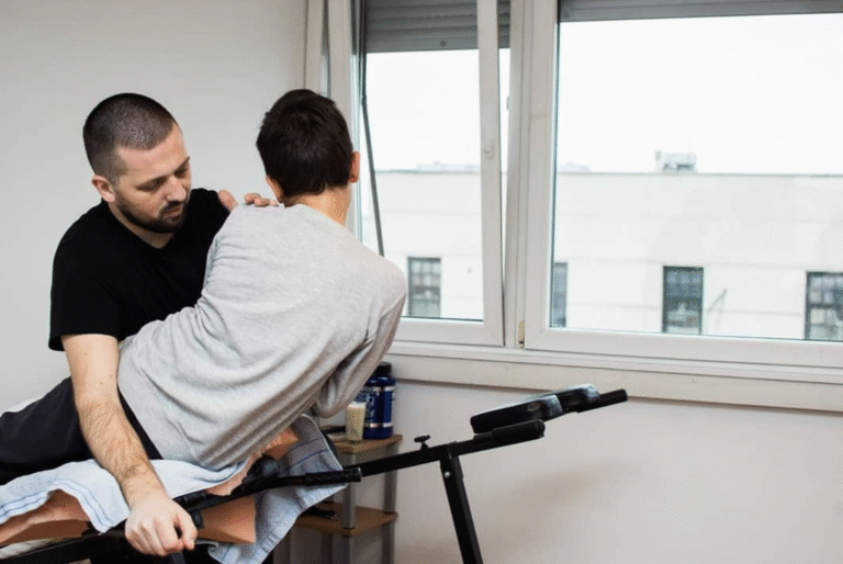 Vežbe za skoliozu – pacijent poboljšava držanje i smanjuje bol u leđima