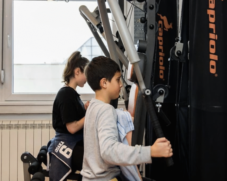 Skolioza – pacijent radi ciljane vežbe za ispravljanje kičme